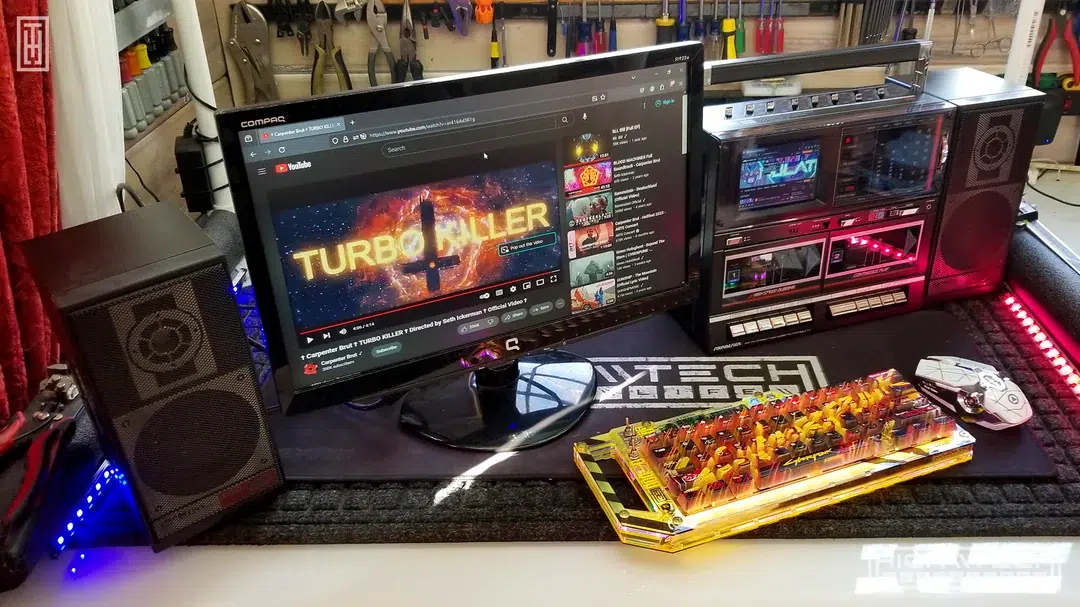 Boombox dos anos 80 vira PC com mais de 2 TB de armazenamento (e ainda toca fita cassete) 1 1980s boombox cyberdeck v0 cjv32wxng2qh1 1