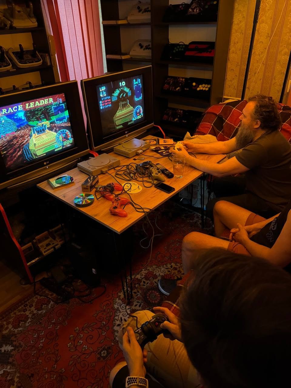 Amigos se reúnem para jogar PS1 em CRTs e transformam sábado em uma verdadeira sessão retrô 2 796332331 4461906770689121 2269840130996616876 n