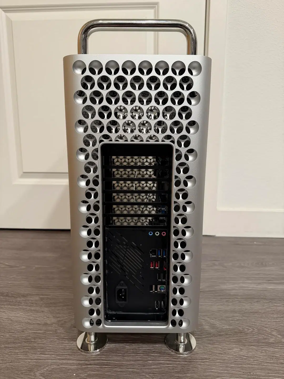 Entusiasta reaproveita o gabinete "ralador de queijo" do Mac Pro 2019 e monta PC gamer com Ryzen 9 2 apple mac pro 2019 case atx conversion v0 now8yb4gseph1