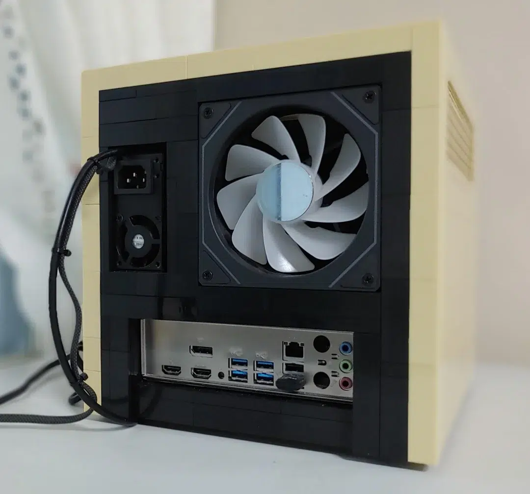 PC feito com blocos compatíveis com LEGO imita TV antiga e esconde um Ryzen 5 5600G 3 diy steam machine v0 ng3wbhq8gvqh1