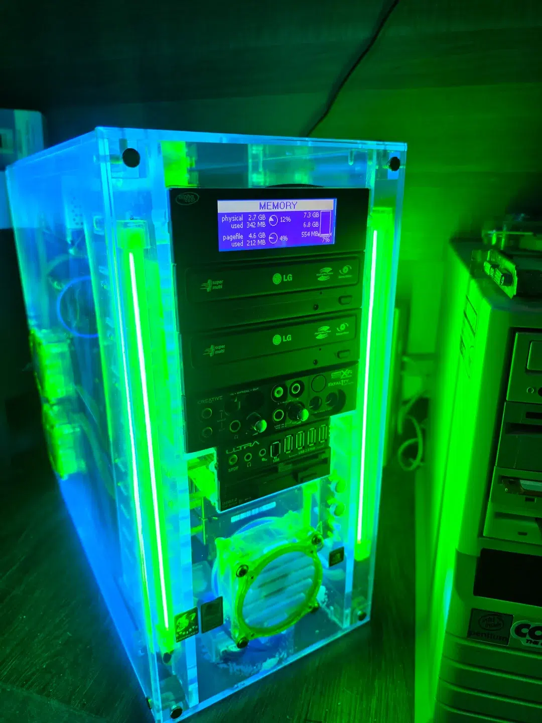 Entusiasta recria PC gamer dos sonhos da era do Windows XP com SLI e até placa PhysX dedicada 1 finally got my ultimate windows xp build done v0