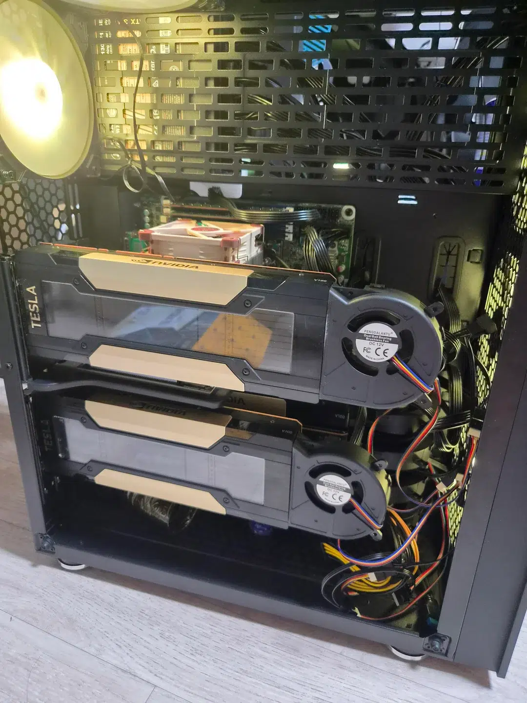 Entusiasta monta servidor de IA com 6 placas de vídeo e precisa adaptar o gabinete para fazer tudo caber 2 installing 6 gpus in a standard case rather than using an v0 ugo0w1s8bzph1