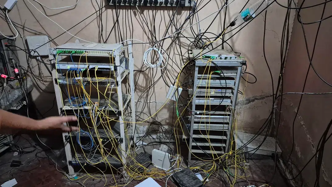 Cable gore: os bastidores caóticos de um pequeno provedor na Índia 1 local isp server room v0 ycbpgip3hq9h1