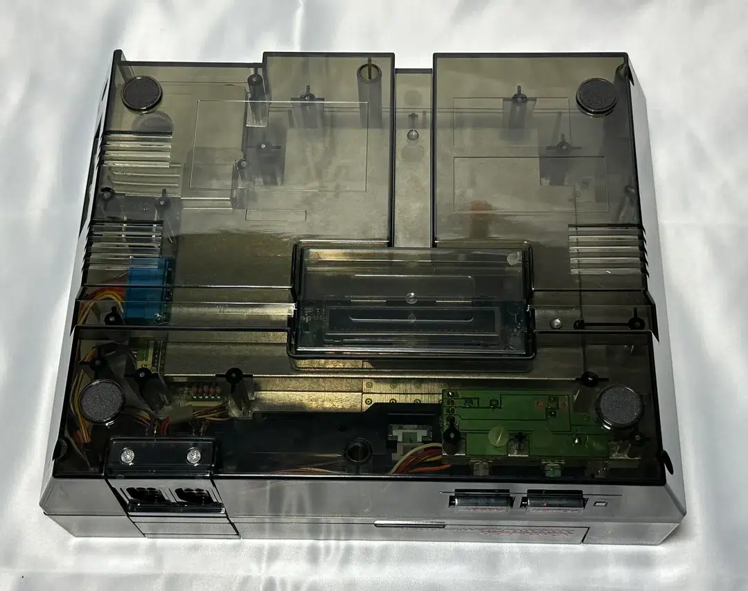 NES destruído ganha segunda vida com carcaça transparente e resultado é impressionante 1 restored a destroyed nes with a transparent shell v0 m1lo2smtktmh1