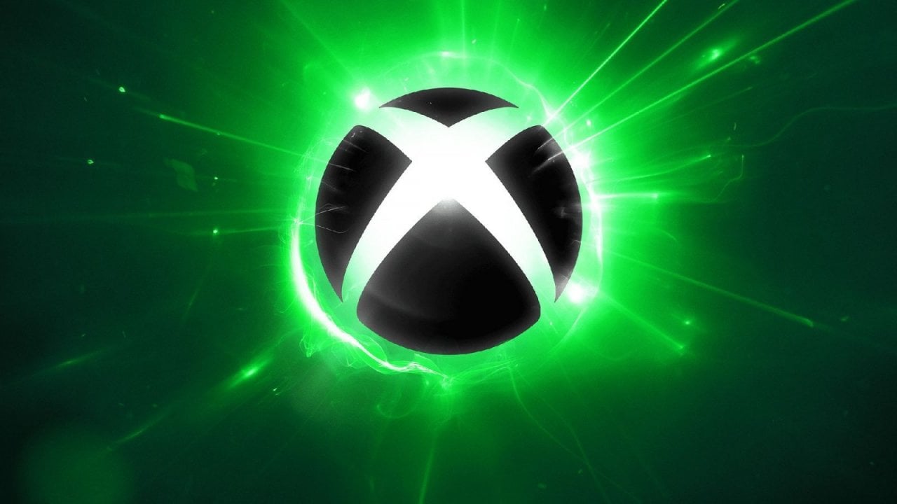 Logo do Xbox, em preto e branco, com brilho e raios verdes intensos ao redor sobre fundo verde escuro