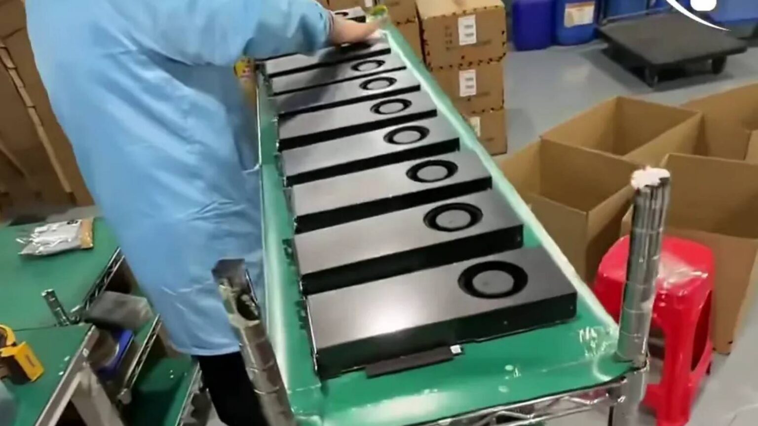 Centenas de RTX 5090 aparecem em fábrica chinesa sendo desmontadas para servidores de IA