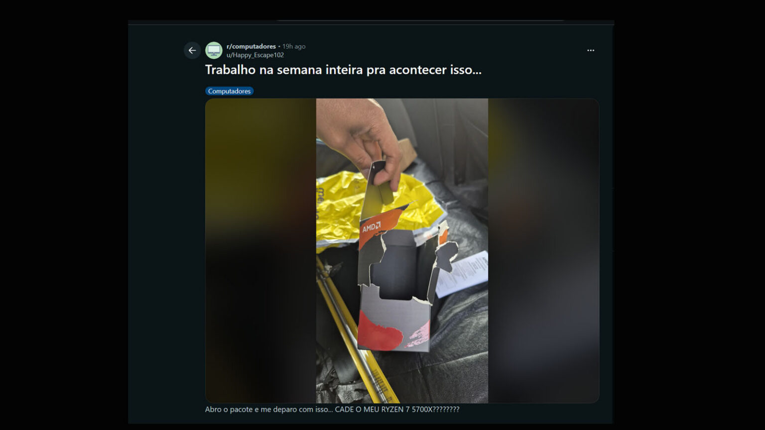 Post do Reddit mostrando mão abrindo uma caixa vazia da AMD Ryzen 7 5700X sobre papel amarelo, com a legenda "CADÊ O MEU RYZEN 7 5700X?