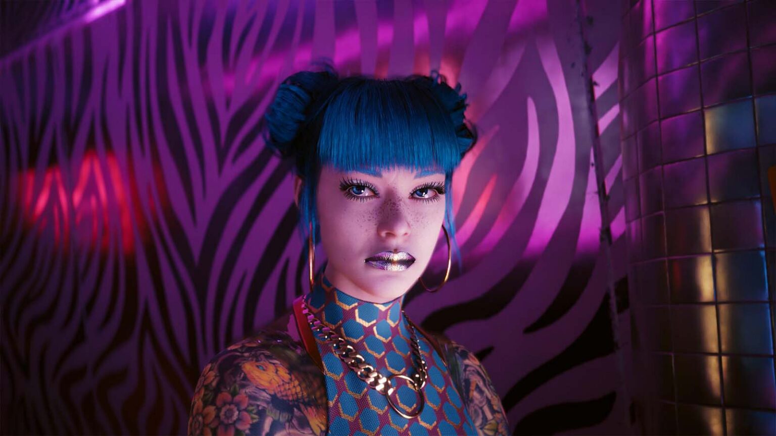 Personagem com cabelo azul em coque, tatuagens e corrente dourada, em cenário neon roxo com padrão de zebra, cena do jogo Cyberpunk 2077
