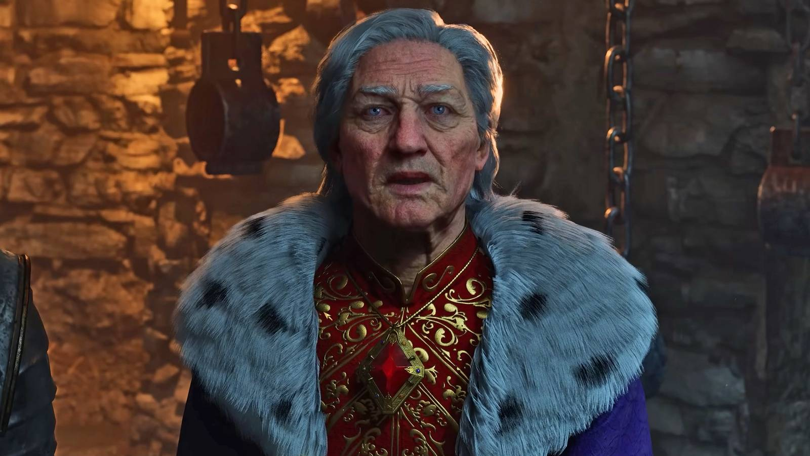 Personagem idoso de cabelo grisalho, com gola de pele cinza e veste vermelha bordada em dourado, em cenário de pedra com tochas, em cena de jogo eletrônico