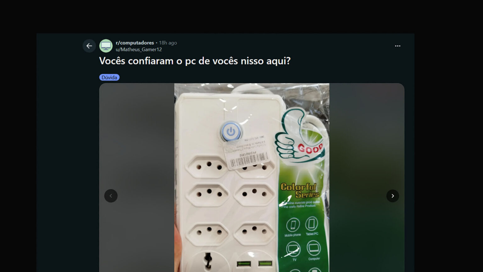 Print de post do Reddit mostrando foto de um régua de tomadas branca com botão liga/desliga e portas USB, em embalagem plástica da marca Colorful Series, em de…