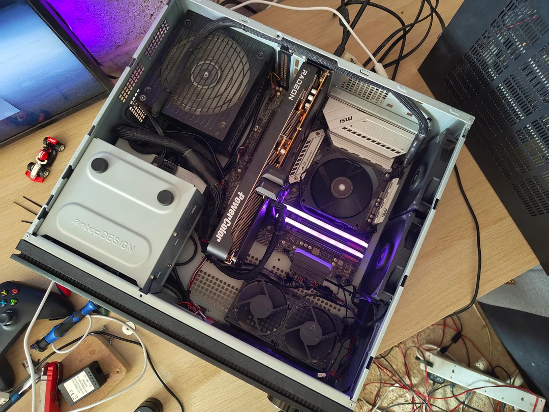 Homem reaproveita case de HTPC antigo e monta PC gamer com Ryzen 7 5700X3D e Radeon RX 9070 XT 1 finished the surgery on this sleeper 5700x3d and a 9070xt v0