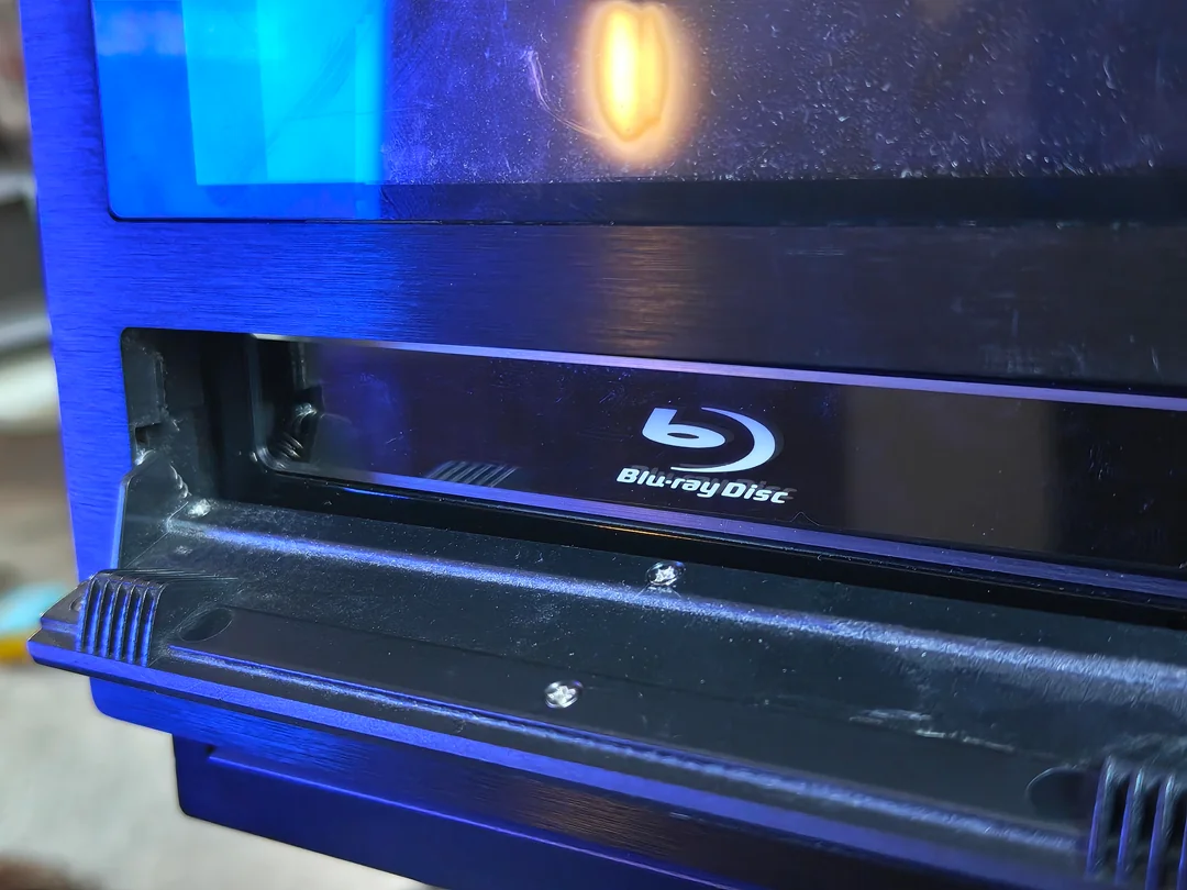 Homem reaproveita case de HTPC antigo e monta PC gamer com Ryzen 7 5700X3D e Radeon RX 9070 XT 3 finished the surgery on this sleeper 5700x3d and a 9070xt v0