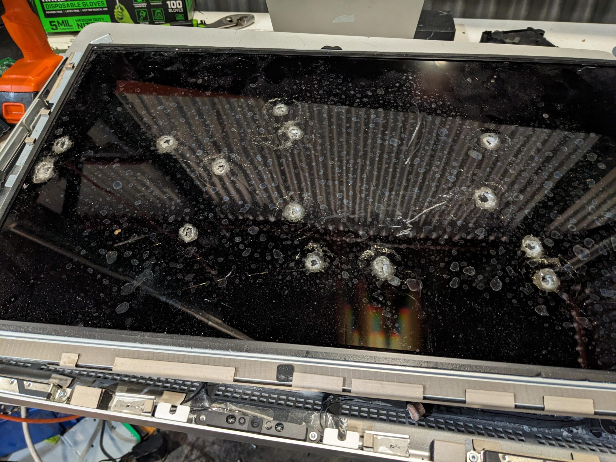 iMac é encontrado com 14 marcas de tiros