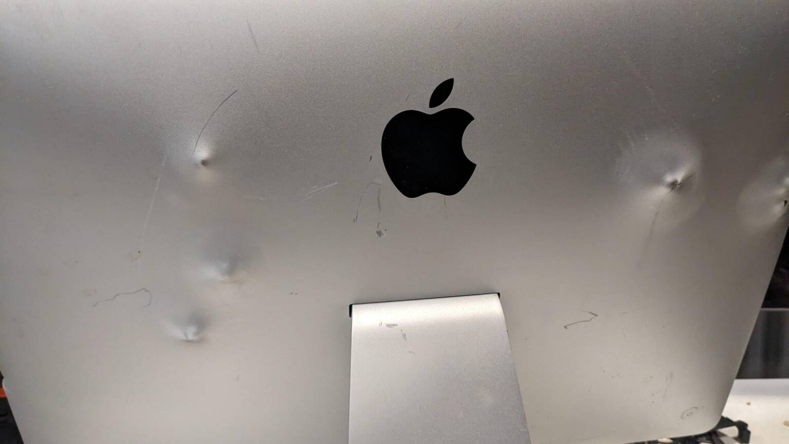 iMac é encontrado com 14 marcas de tiros, mas HD de 500 GB permanece aparentemente intacto