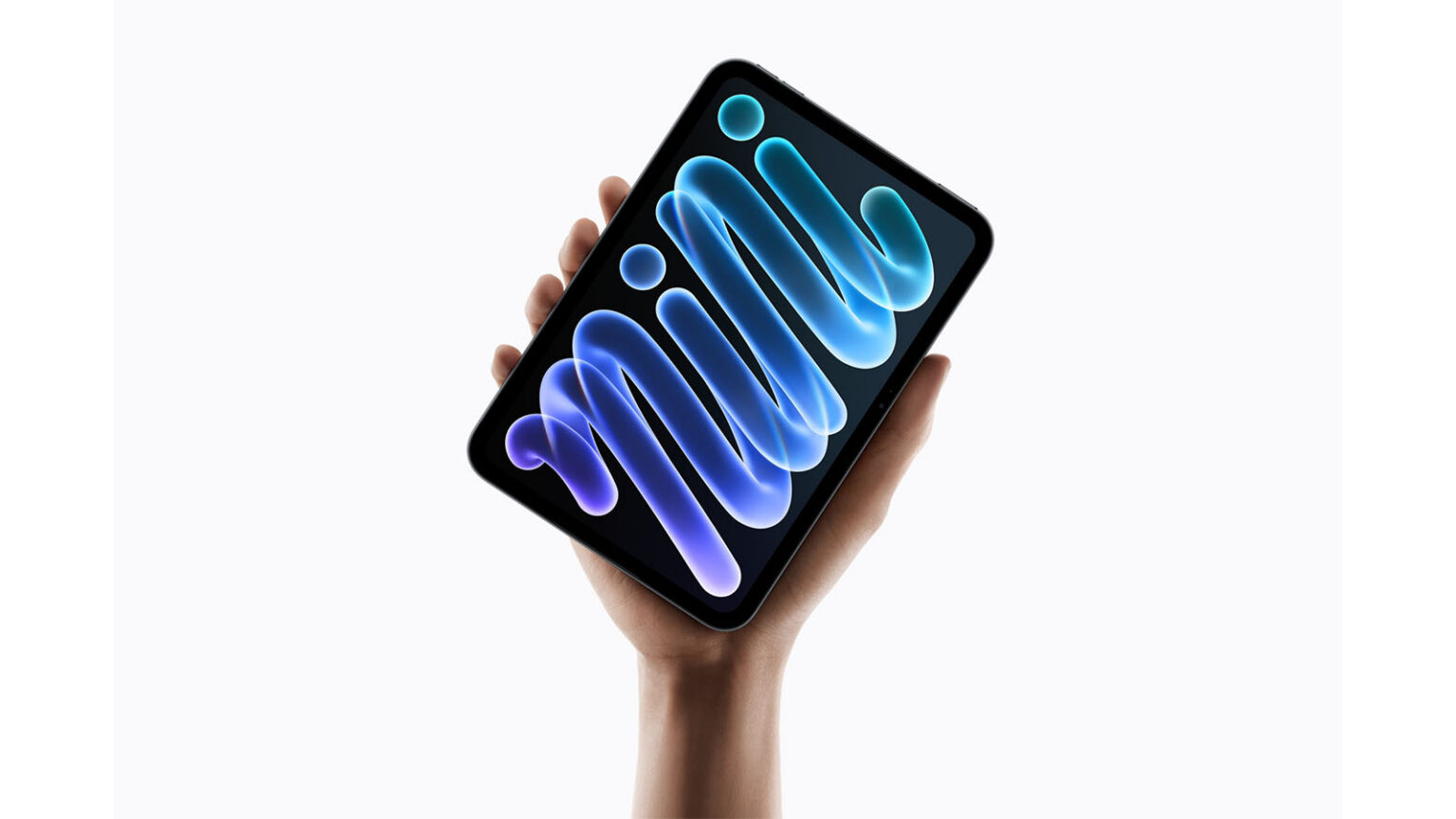 Mão segurando um iPad mini com tela exibindo padrão azul e roxo em formas de ondas luminosas sobre fundo branco