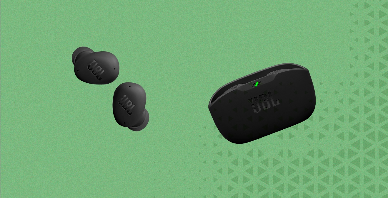 Fones de ouvido sem fio JBL Wave Buds 2 pretos ao lado do estojo de carregamento, sobre fundo verde com padrão geométrico