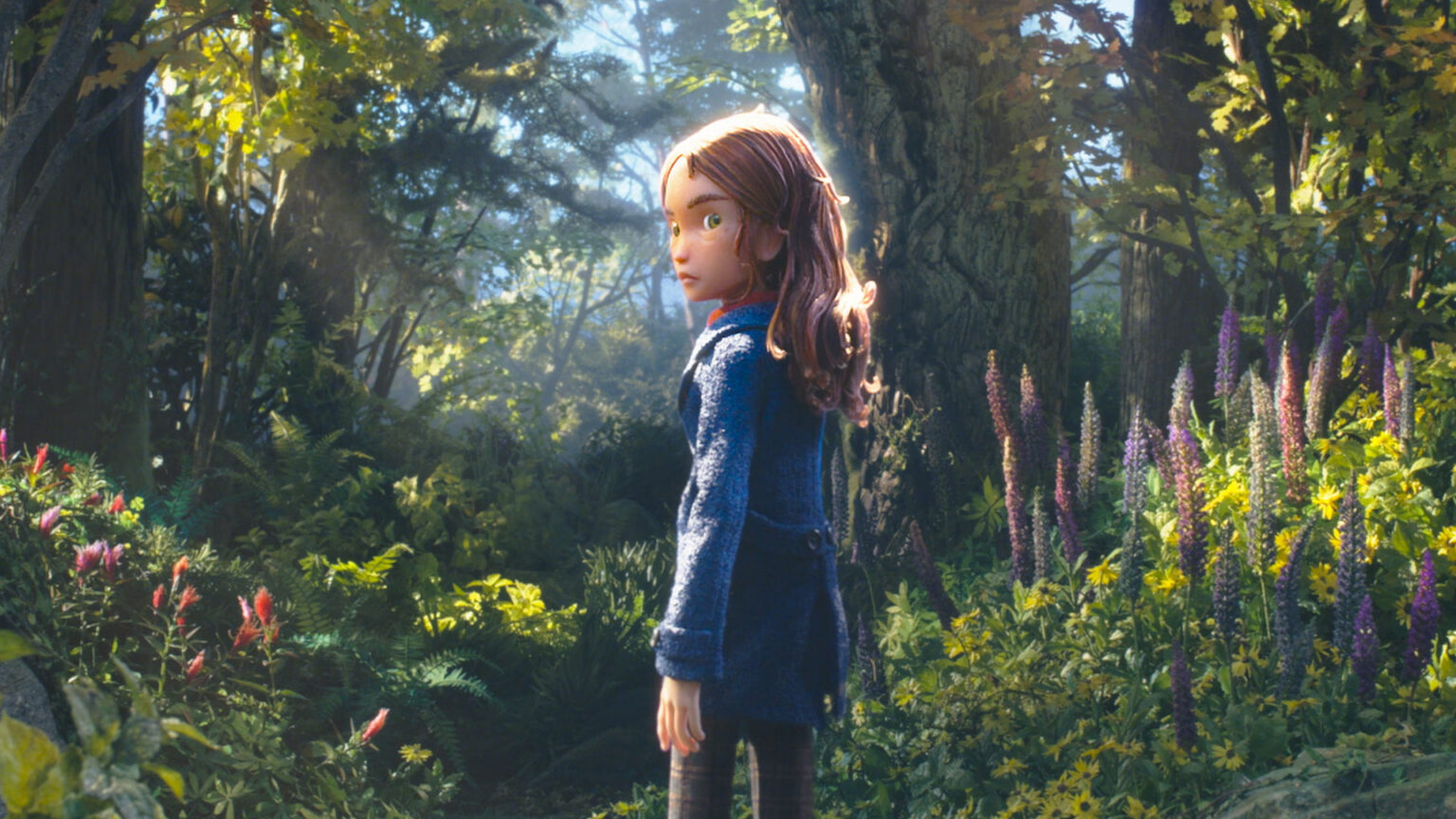Personagem animada de cabelo castanho e casaco azul observa uma floresta exuberante, com plantas floridas e luz filtrada entre as árvores