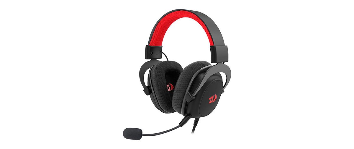 Headset gamer preto com detalhes vermelhos, microfone retrátil e logo Redragon nos fones, sobre fundo branco