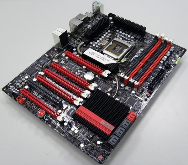 Placa-mãe ASUS preta e vermelha para processador Intel, com slots PCIe e de memória RAM em destaque e dissipadores de calor