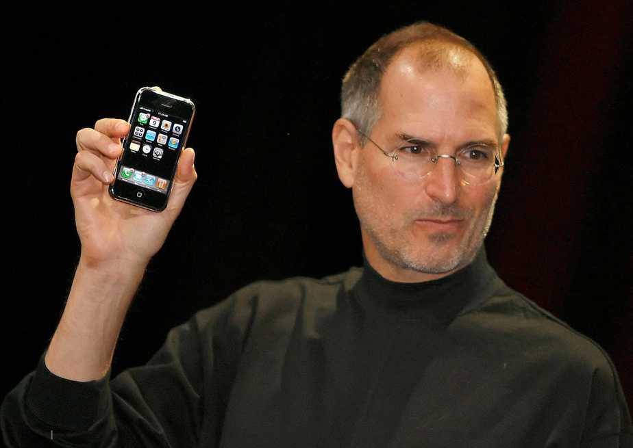A história dos truques de Steve Jobs que salvaram a apresentação do primeiro iPhone
