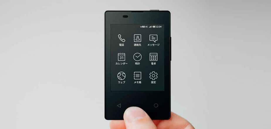 Empresa japonesa lança o KY-O1L, celular do tamanho de um cartão de visita