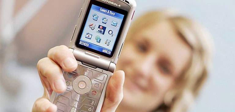 Rumor: Motorola pode aproveitar a lendária marca Razr para lançar seu smartphone dobrável