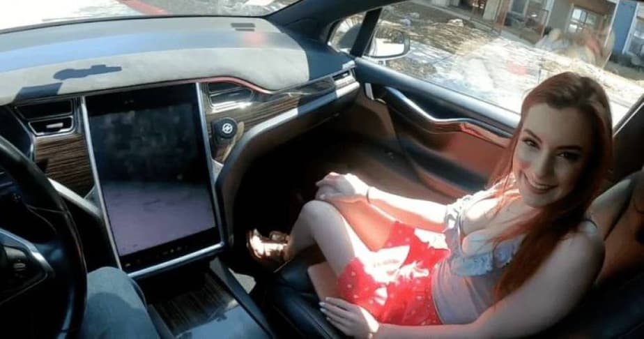 Gravaram um vídeo pornô dentro de um carro Tesla com o piloto automático ligado