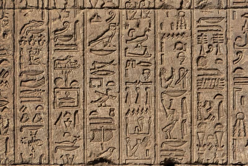 Fabricius: Google lança ferramenta para ajudar a decifrar hieróglifos egípcios com a ajuda do aprendizado de máquina