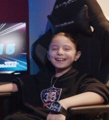 garoto oito anos esports
