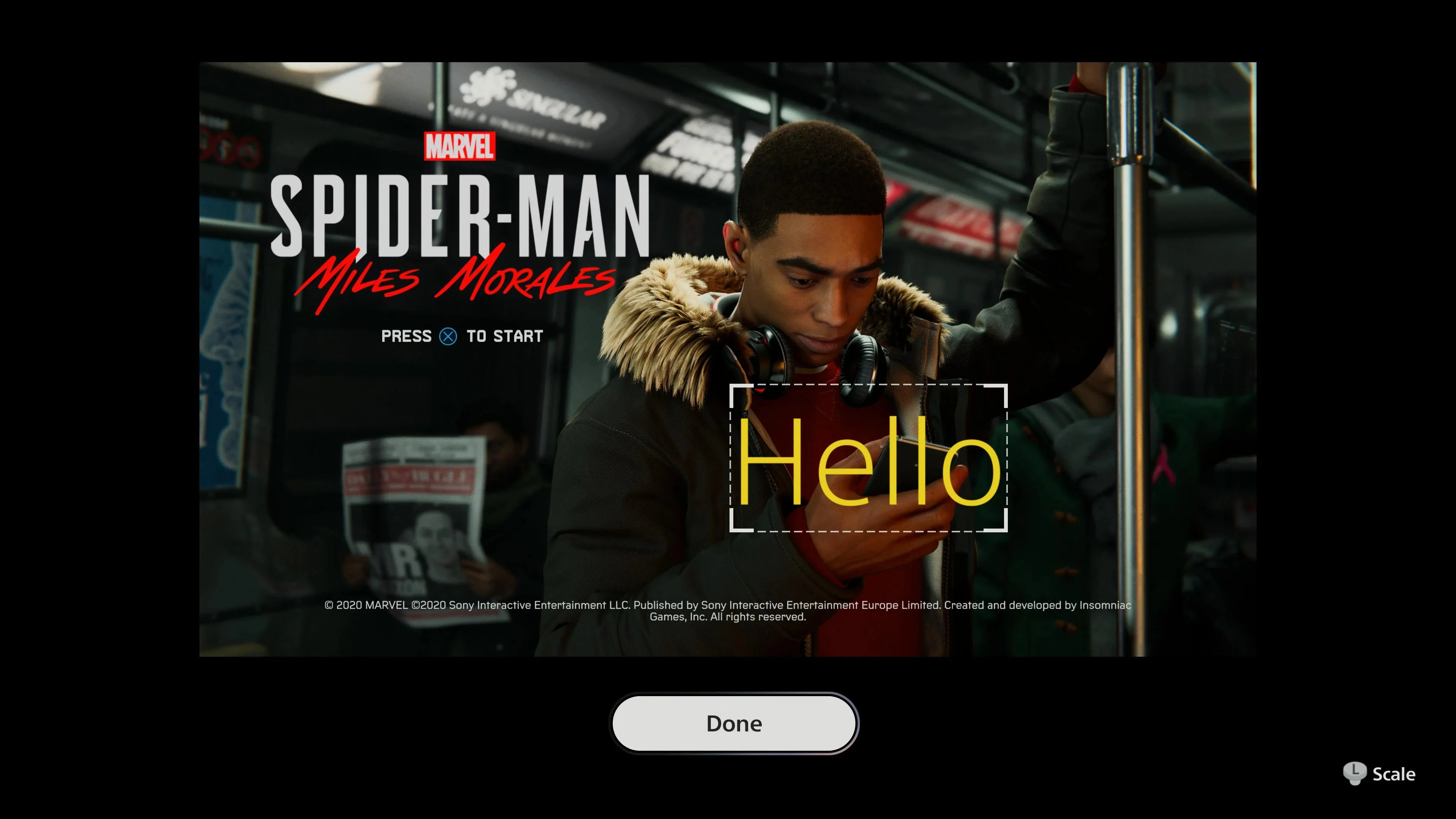 Captura de tela do jogo Marvel's Spider-Man: Miles Morales na tela inicial, com a mensagem "Press to start" e um texto amarelo "Hello" sobreposto, em interface…