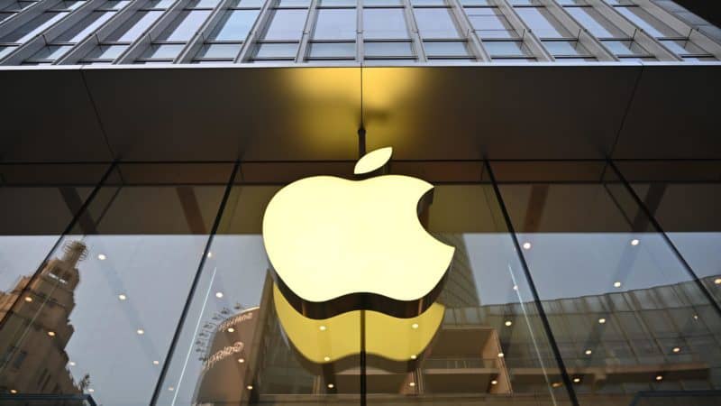 Apple é multada no Brasil por vender o iPhone 12 sem carregador