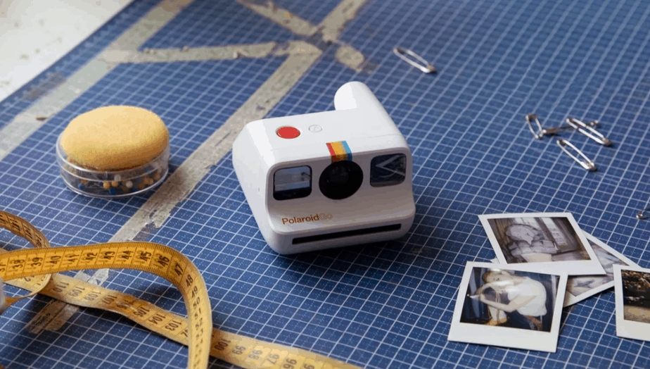 Esta é a Polaroid Go, a menor câmera instantânea analógica do mundo