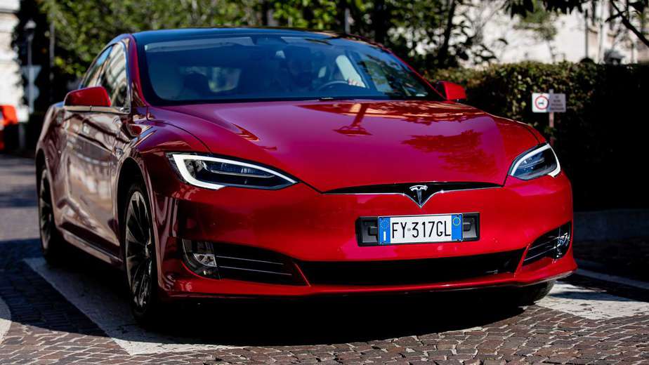 Executivos da Tesla admitem que Elon Musk exagera em afirmação sobre carros “totalmente autônomos”