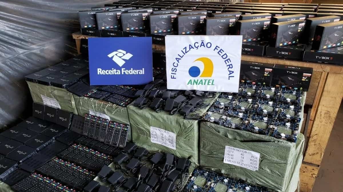 Anatel e Receita Federal apreendem mais de 20 mil TV Boxes piratas em SP