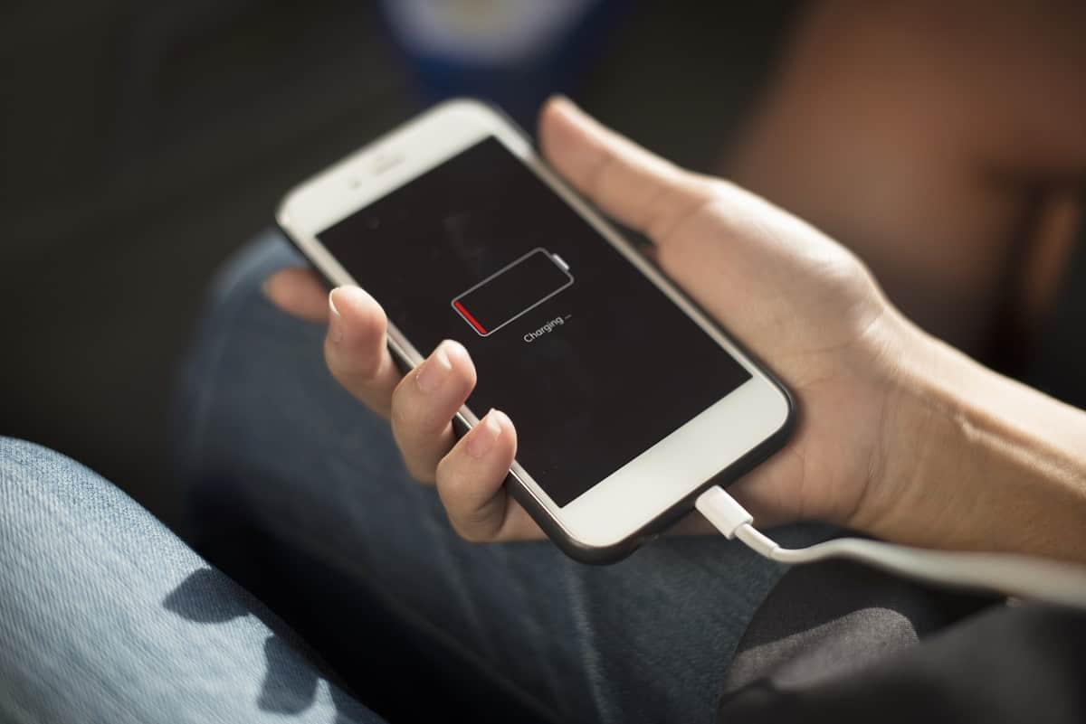 O carregamento rápido prejudica a bateria do smartphone?