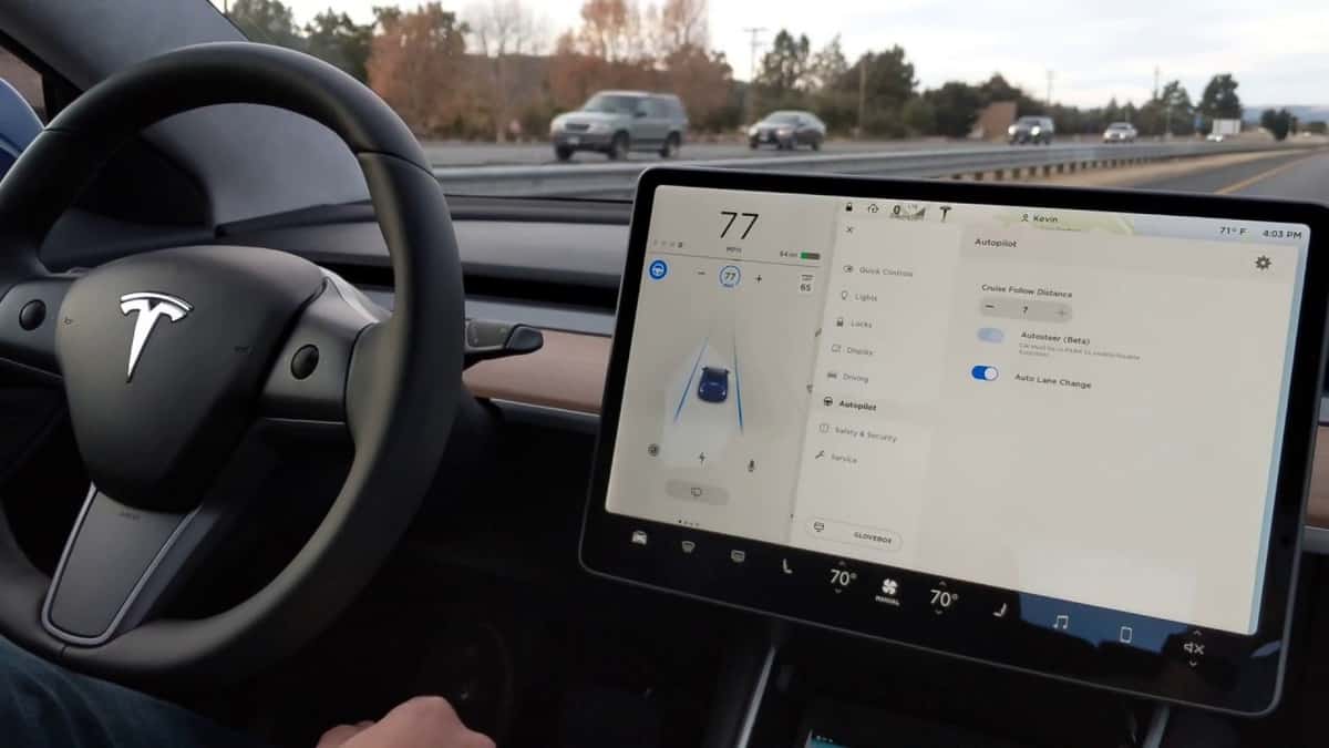 Veja o vídeo de um Tesla dirigindo sozinho em SP