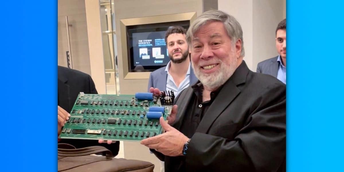 Vídeo: Steve Wozniak, cofundador da Apple, assina placa-mãe do lendário Apple I