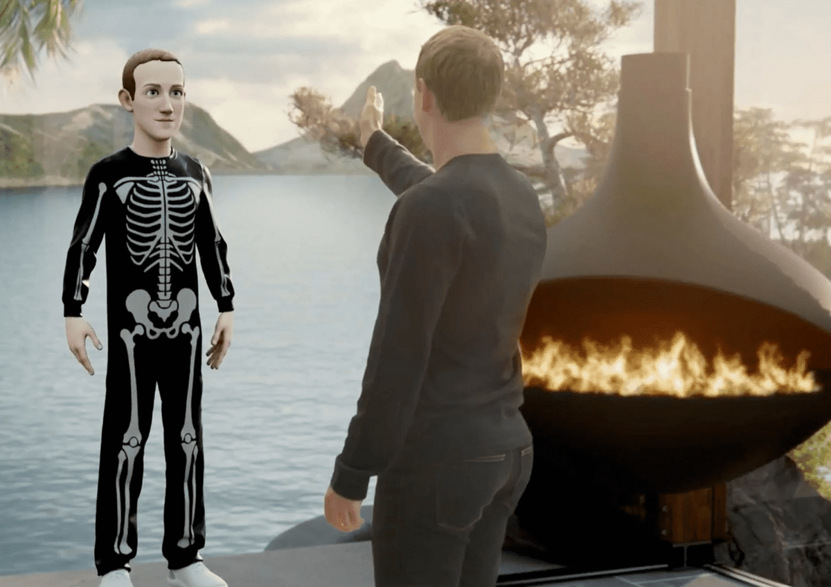 Avatar 3D de homem com macacão de esqueleto ao lado de uma pessoa de costas, que estende a mão em direção a uma lareira de fogo num cenário virtual à beira de…
