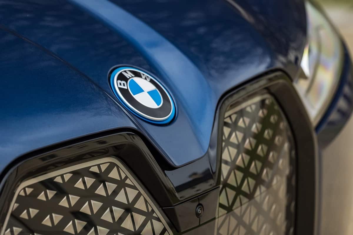 BMW apresentará tecnologia que permitirá mudar a cor do carro