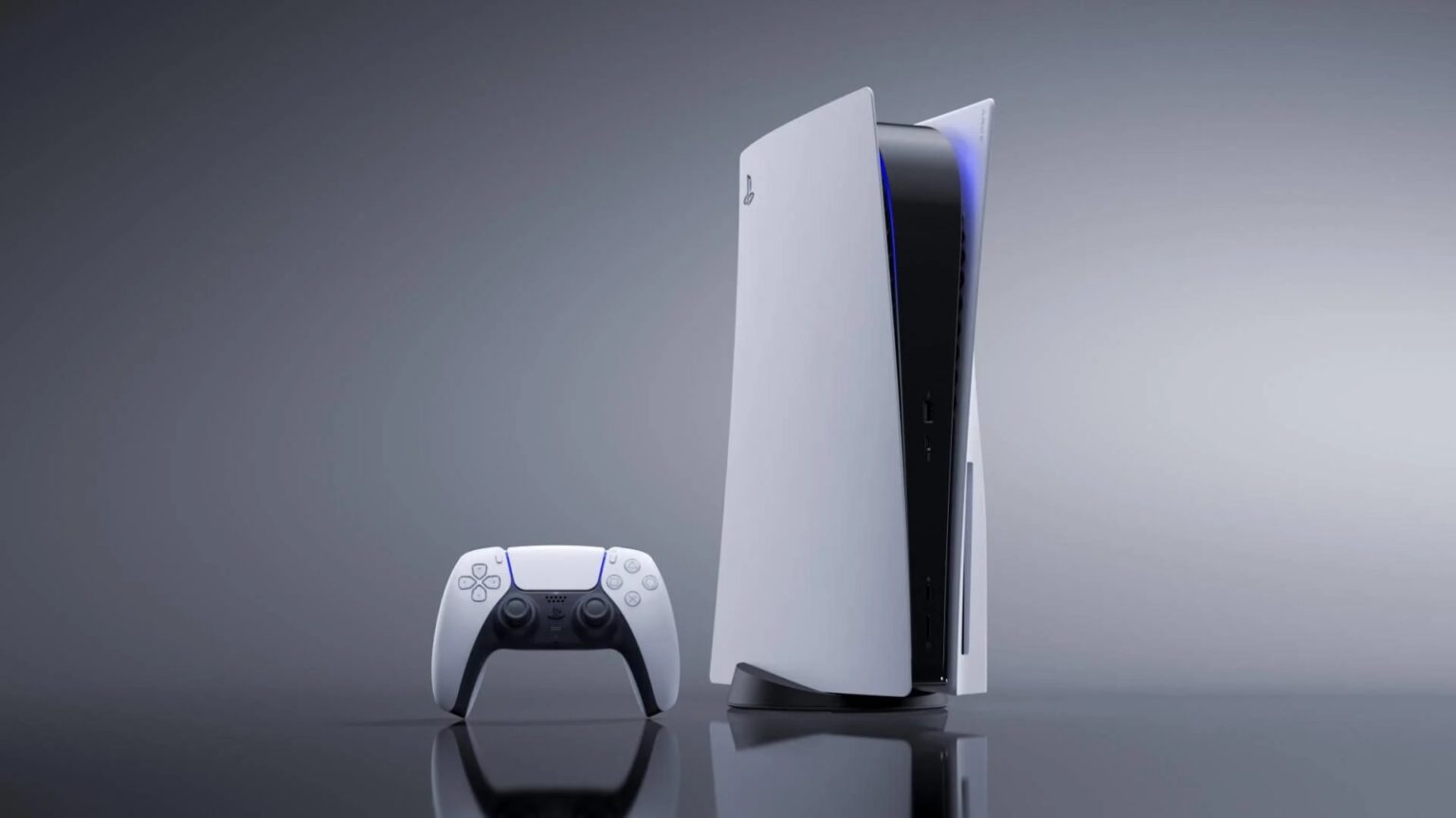 Console PlayStation 5 na vertical, ao lado do controle DualSense branco, sobre superfície espelhada e fundo cinza