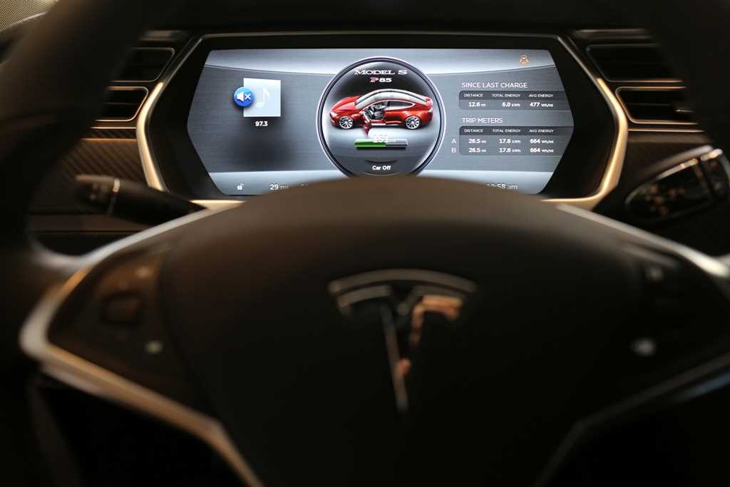 Adolescente hackeou 25 carros da Tesla em 13 países diferentes