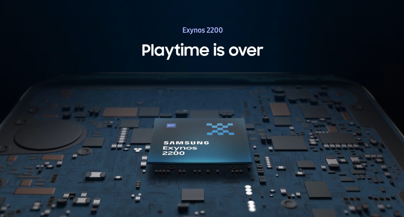 Chip Samsung Exynos 2200 sobre placa-mãe azul, com o texto "Playtime is over" acima