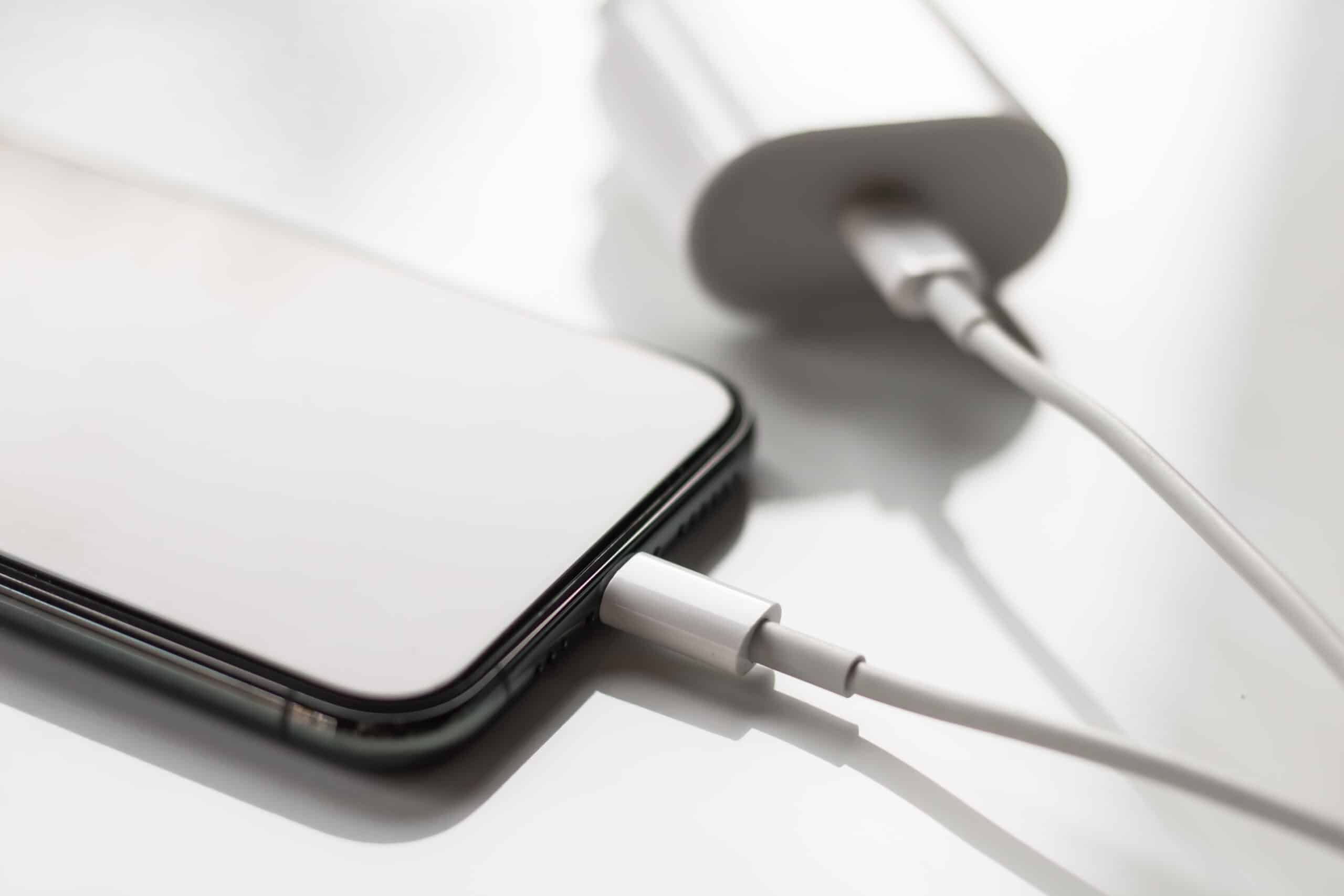 Justiça condena Apple a fornecer carregador para consumidor que comprou um iPhone 12