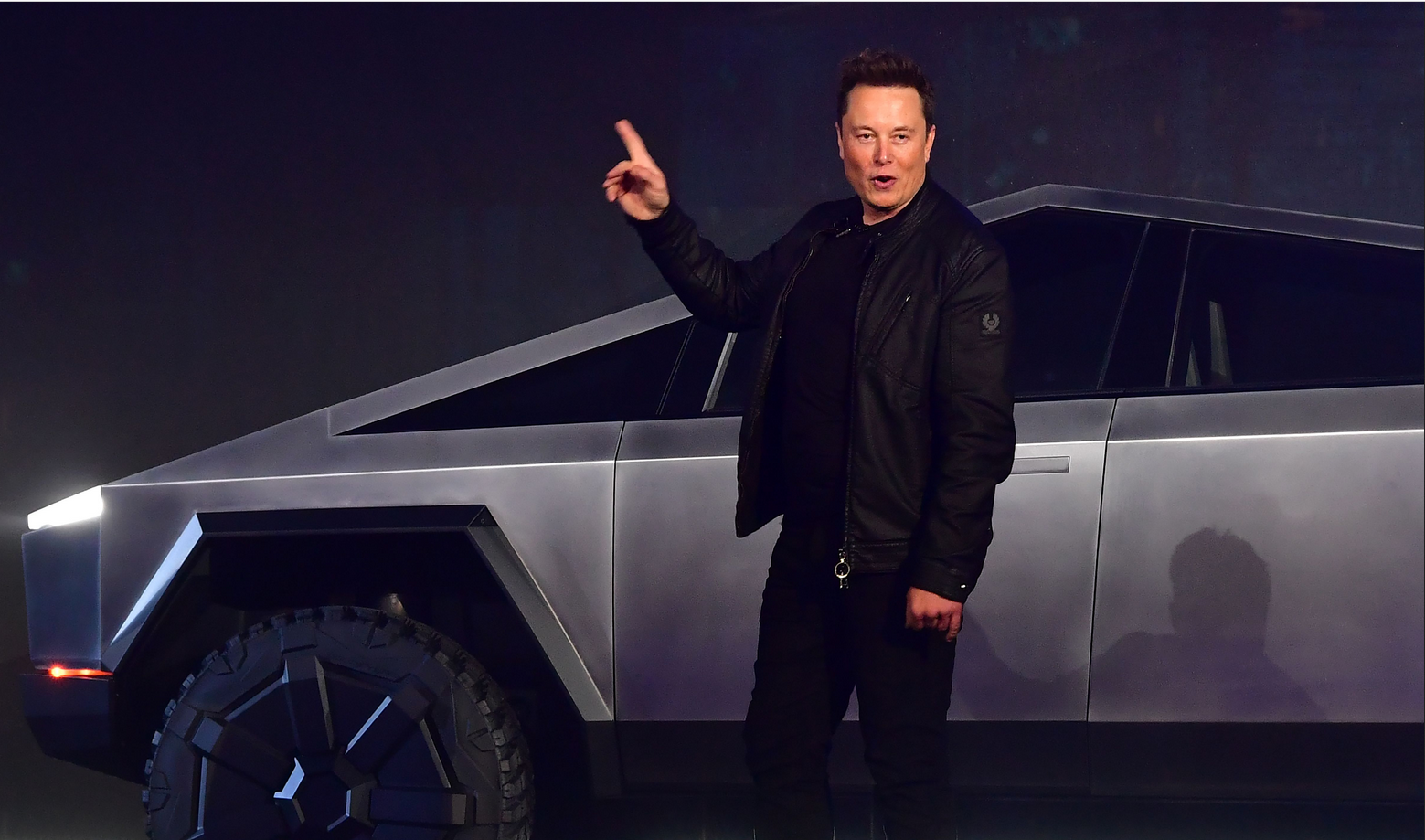 Elon Musk já dirigiu o Cybertruck em fábrica da Tesla