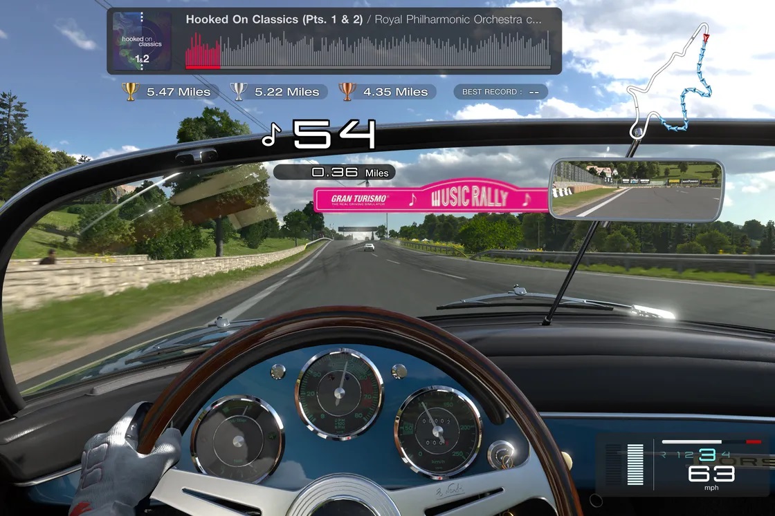 Captura de Gran Turismo 7 no PS5 mostrando cockpit de carro clássico em modo Music Rally, com a faixa "Hooked On Classics" tocando e velocímetro em 63 mph