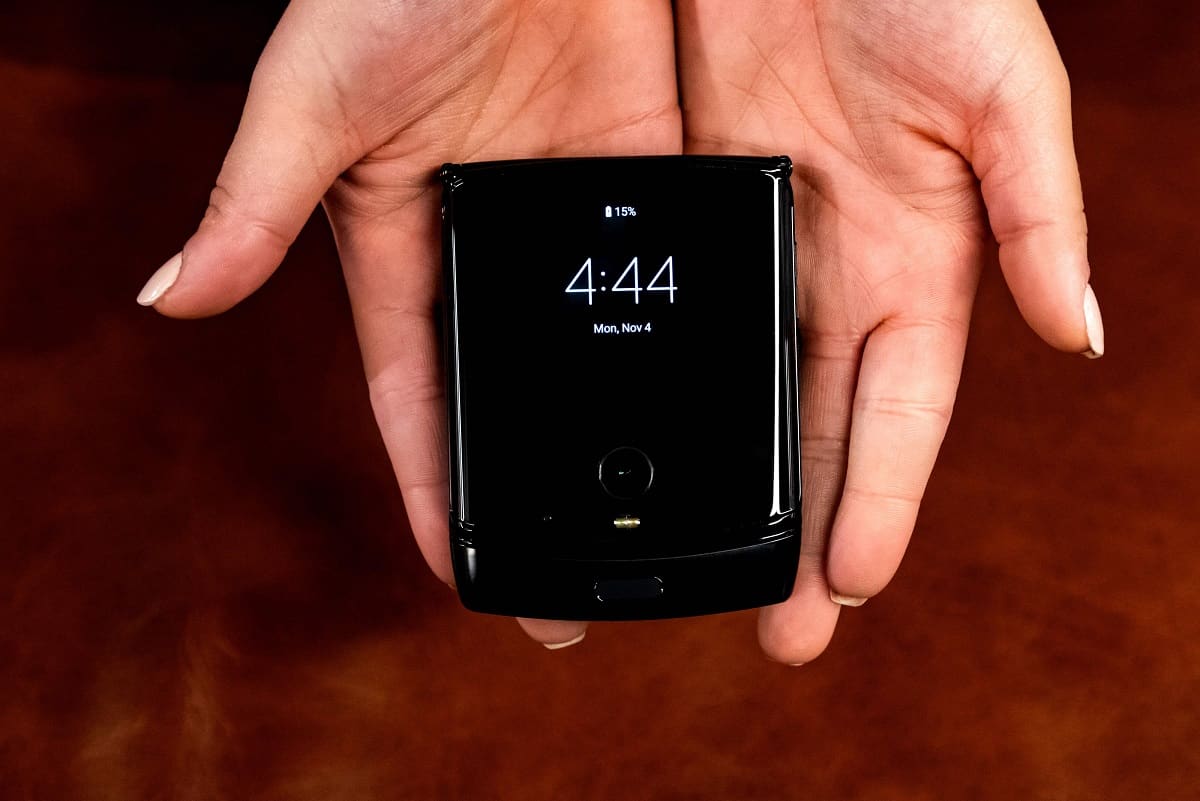 Patente da Motorola revela celular que dobra para fora