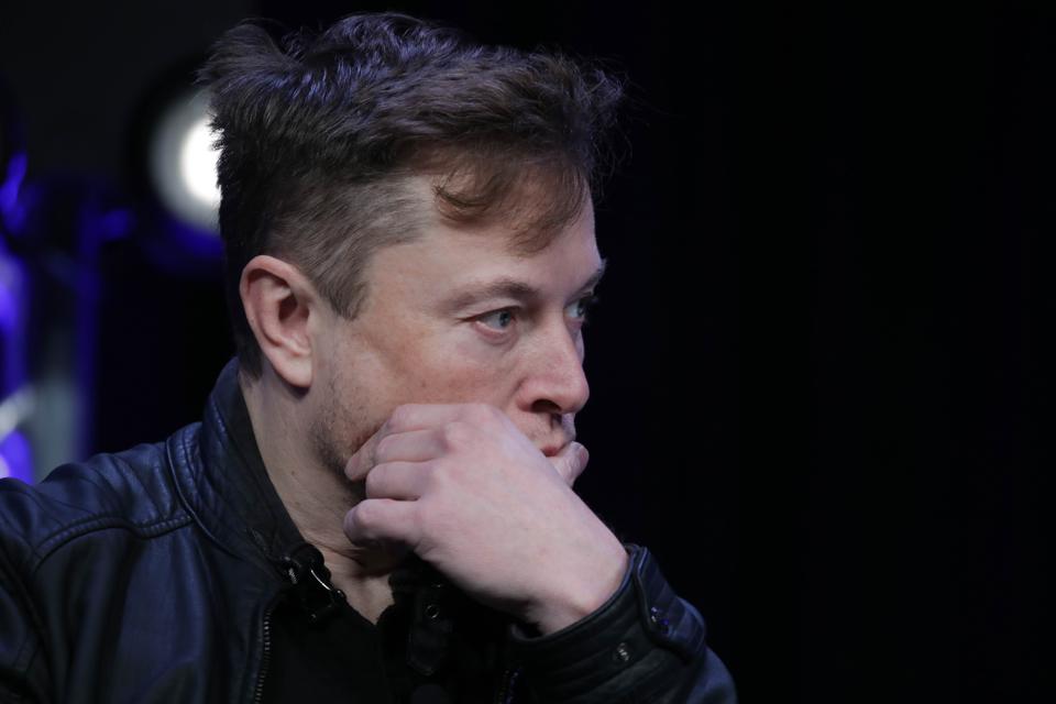 Tesla: Elon Musk pede perdão por morte de jovens em acidente no Model S