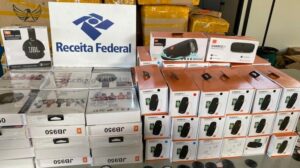 Receita Federal apreendeu mais de 250 mil caixas de som piratas da JBL em 2021 2 Receita Federal JBL