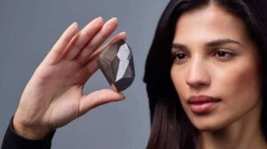 Maior diamante negro do mundo é vendido por US$ 4,3 milhões: pago em criptomoeda 2 Contra-Capa-24
