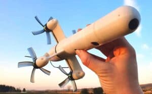 Este é um drone em formato de foguete que pesa 250 gramas e alcança 219 km/h